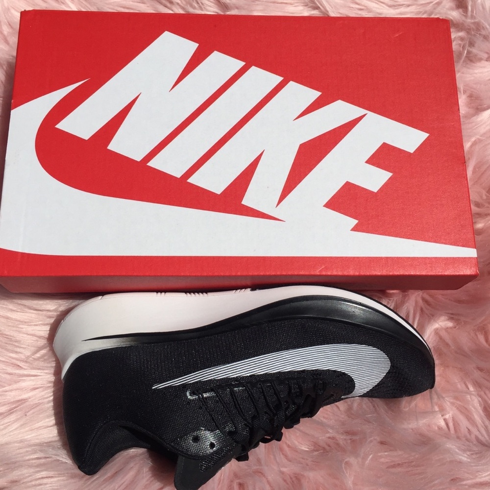 Half off! New Nike Women’s Zoom Fly Flyknit - Picture 3 of 4